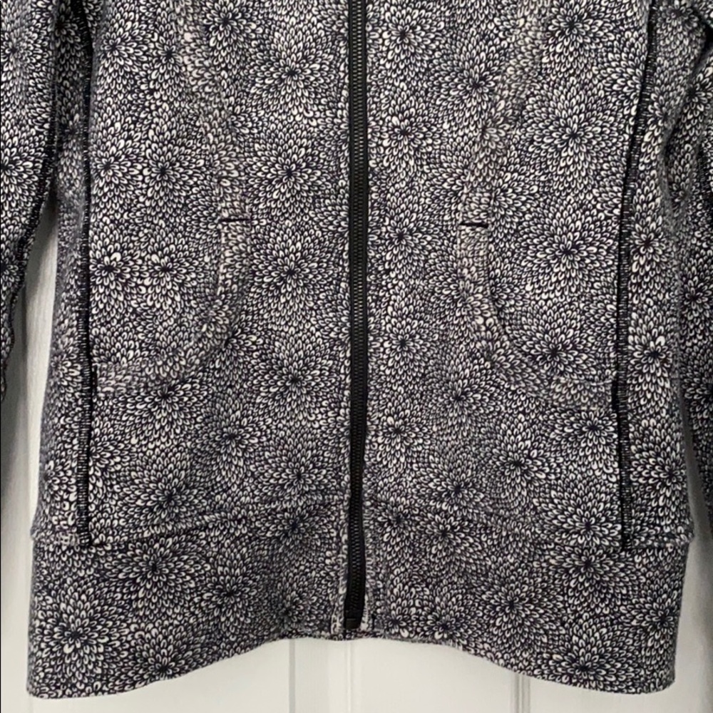 SOLD Lululemon Scuba Hoodie Size 6 - Picture 9 of 14